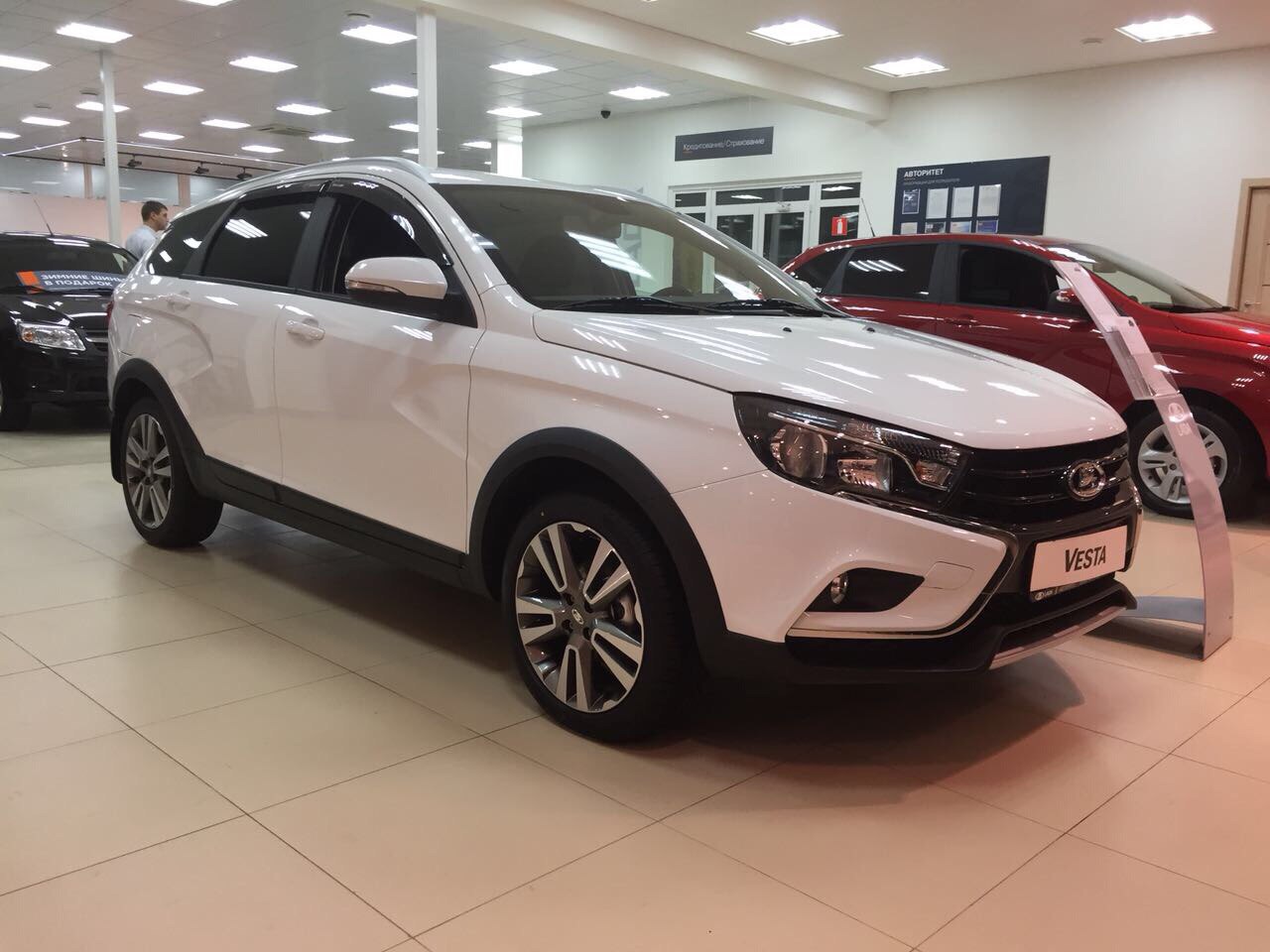 LADA VESTA SW и SW Cross уже в автосалоне