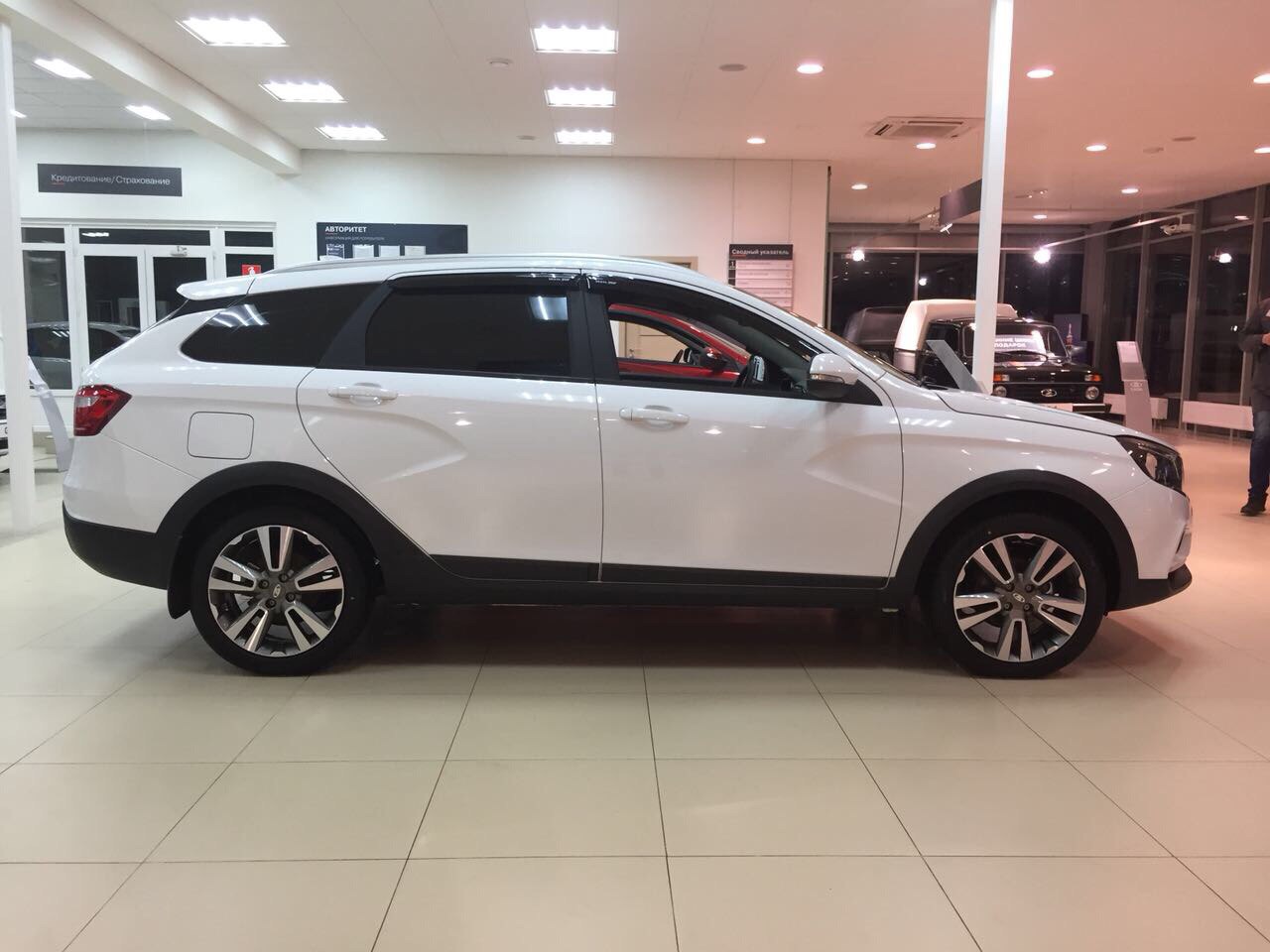 LADA VESTA SW и SW Cross уже в автосалоне