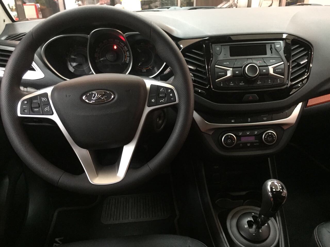 LADA VESTA SW и SW Cross уже в автосалоне