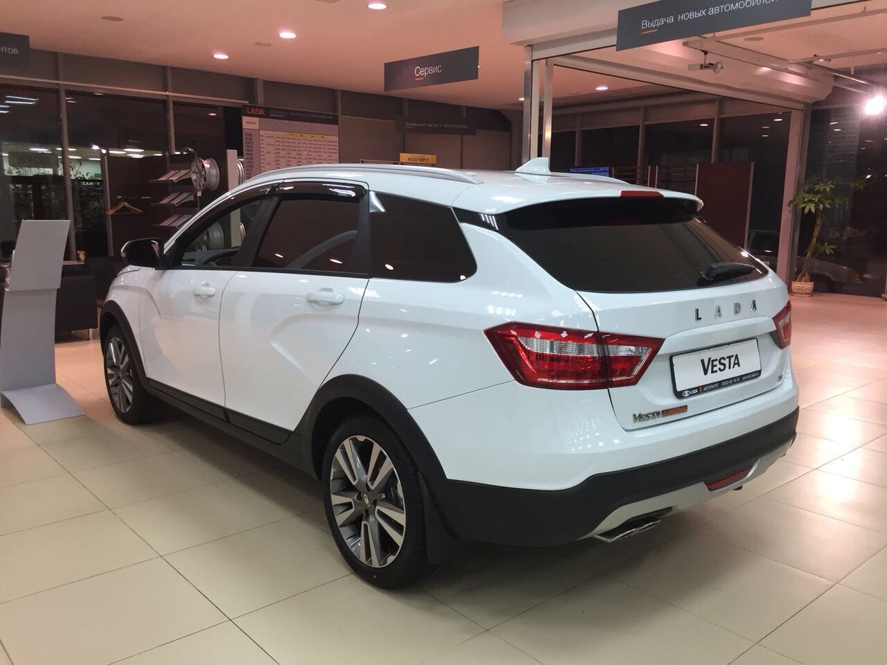 LADA VESTA SW и SW Cross уже в автосалоне